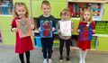 Dzieci z kategorii wiekowej 4 5 latki ze swoimi pracami konkursowymi
