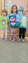 Dziewczynki z kategorii wiekowej 3 4 latki ze swoimi pracami konkursowymi