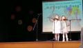 Maria i Oliwia stojace na scenie podczas wystepu