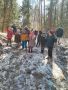 Dzieci z grupy Promyczkow podczas spaceru w lesie