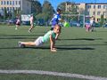 Dziewczynka rozgrzewa się na boisku