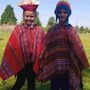 Chłopiec i dziewczynka stoją w tradycyjnych peruwiańskich strojach