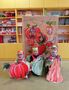 Szescioro dzieci pozuje do zdjęcia trzymajac papierowe dynie