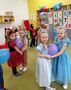 Dzieci pozują do zdjecia z balonami