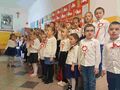 Dzieci z grupy Promyczki i Chmurki śpiewają hymn