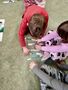 Dwoje dzieci z grupy Promyczków układają puzzlejpg