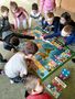 Dzieci z grupy Promyczków grają w grę planszowąjpg