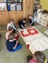 Dzieci z grupy Promyczków układają cyfrę dziewięć za pomocą drucikajpeg