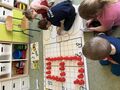 Dzieci z grupy Promyczków układają z kartonowych kółek cyfrę dziewięć. 2