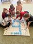 Dzieci z grupy Promyczków układają z kartonowych kółek cyfrę dziewięćjpeg