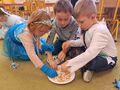 Dzieci z Promyczek oddzielają groch od fasoli