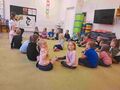 Dzieci z grupy Promyczki słuchają opowieści o Wilku
