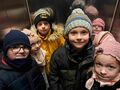 Przedszkolaki z grupy Promyczki jadą windą