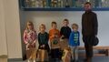 Pięcioro dzieci pozuje do zdjęcia z Grzegorzem Żurkiem