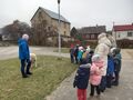 Dzieci z grupy Słoneczka przyglądają się barankowi