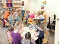 Dzieci z grupy Sloneczka ukladaja puzzle w bibliotece