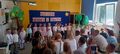 Dzieci ustawione w pólolu śpiewają rodzicom piosenkę