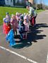 Dzieci z grupy Gwiazdeczek sprzątają teren przedszkola