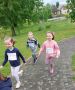 Dzieci biegna po chodniku