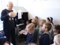 Pan weterynarz prezentuje dzieciom jajko strusia