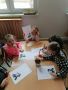 Dzieci rysuja szlaczki