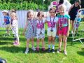 Dziewczynki z grupy Sloneczka prezentuja swoje medale
