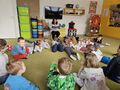 Dzieci słuchają bajki czytanej przez Panią Beatę