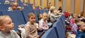 Dzieci z grupy Słoneczka czekają na przedstawienie