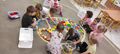 1 Dzieci układaja z różnych materiałow jajo na dywanie