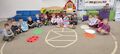 6 Dzieci prezentuja na dywanie wykonane przez siebie w grupach sylwety jajek