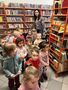 Dzieci z grupy gwiazdeczek w bibliotece z Panią biliotekarką