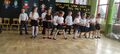 11. Grupa dzieci tanczaca i grajaca na janczarach i kolatkach